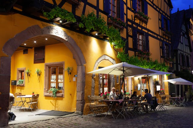 kleines Café bei Nacht in Frankreich