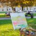 Künstlerin mit Staffelei im Park Hobby