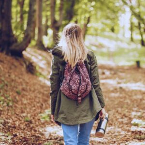 Junge Frau bei einem Waldspaziergang