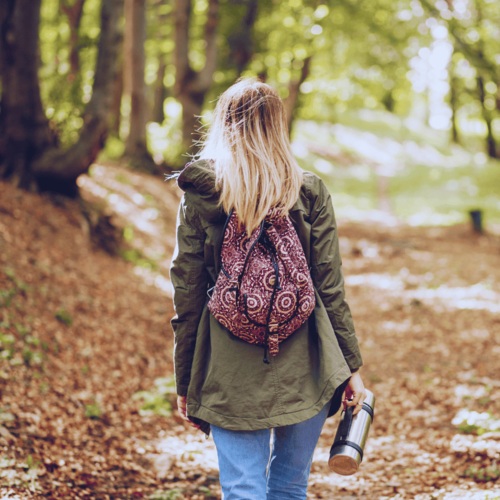 Junge Frau bei einem Waldspaziergang