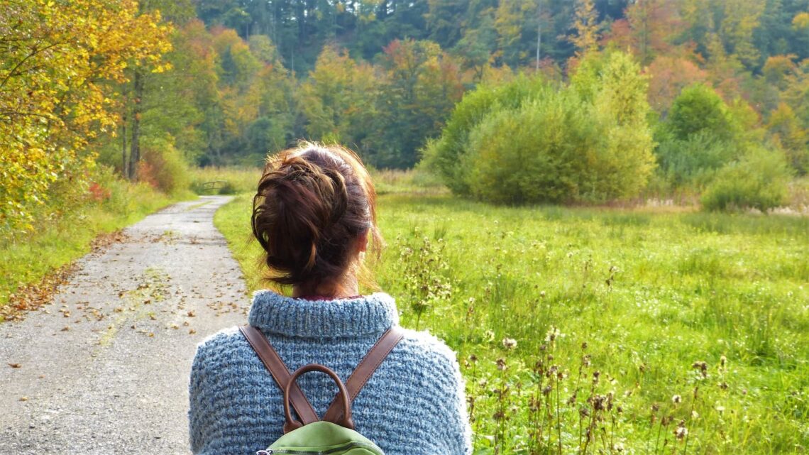 Frau mit Rucksack