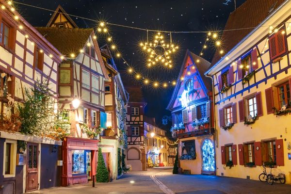 Weihnachtlich geschmückte Straße in Frankreich