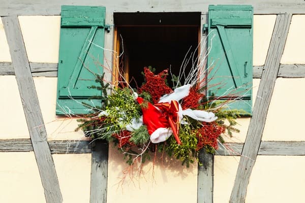 Weihnachtlich geschmücktes Fenster in Straßburg