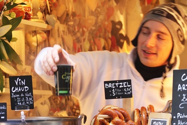 Verkäufer auf dem Straßburger Weihnachtsmarkt