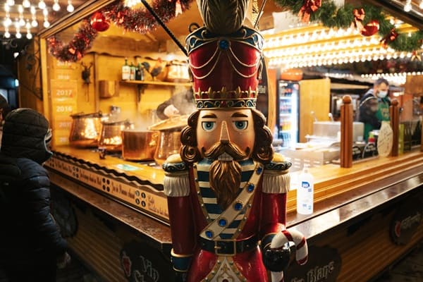 Nussknacker auf dem Weihnachtsmarkt von Straßburg
