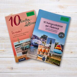 Zwei Bücher mit französischen Kurzgeschichten liegen auf einem Tisch
